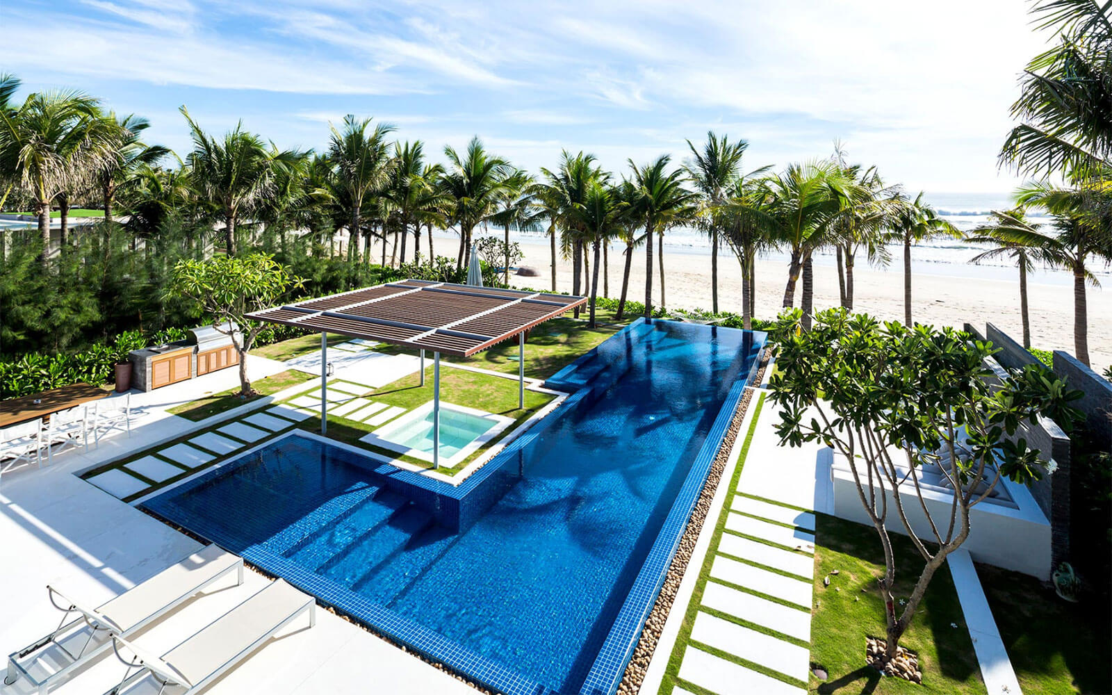 Beachfront Naman Retreat Resort Đà Nẵng