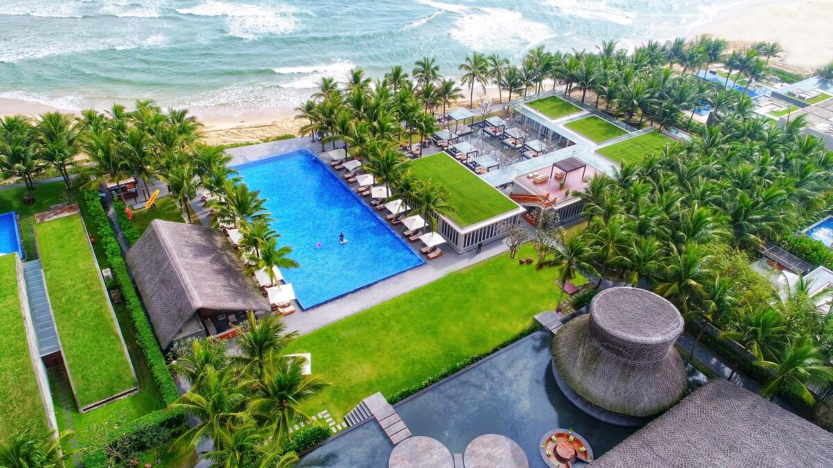 Hồ bơi tràn bờ Naman Retreat Resort Đà Nẵng trước biển