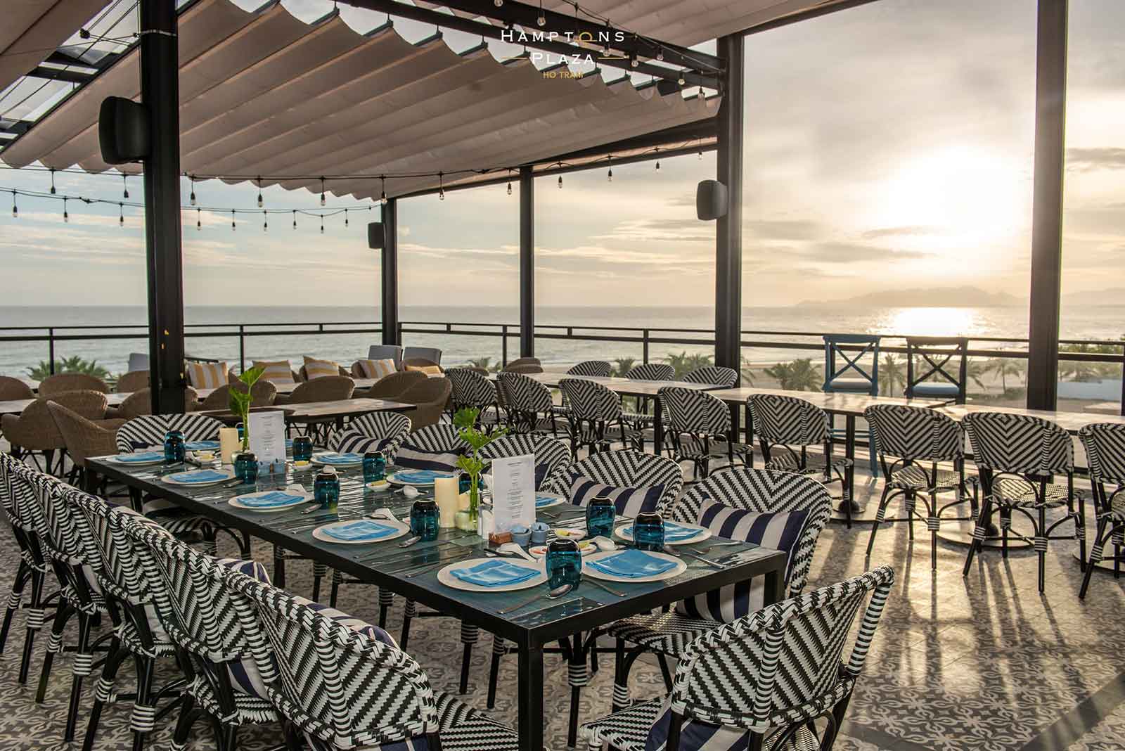 Nhà hàng tại Hamptons Plaza