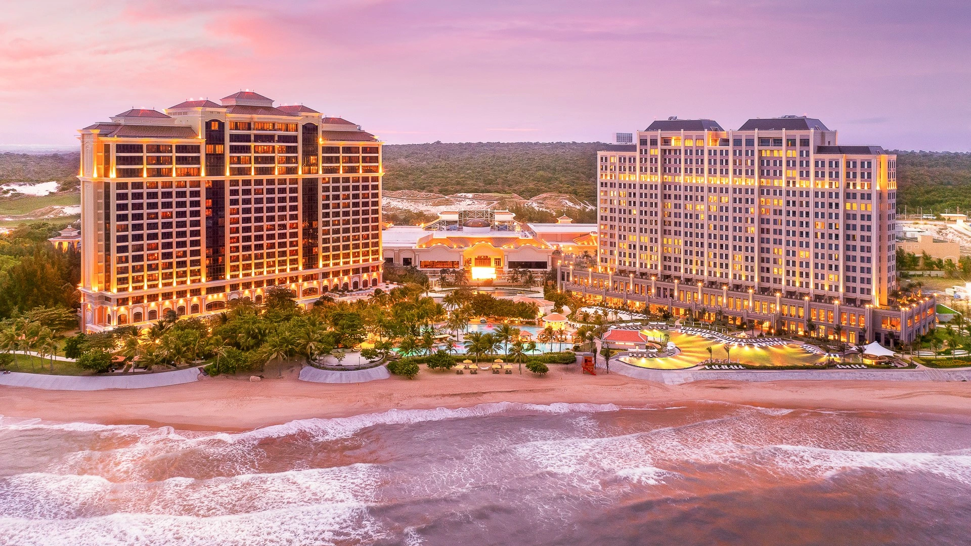 The Grand Ho Tram Strip gồm 2 khu nghỉ dưỡng đẳng cấp InterContinental Grand Ho Tram và Holiday Inn Resort Ho Tram Beach với hơn 1.000 phòng nghỉ, 8 hồ bơi, hơn 15 nhà hàng quán bar, spa và sân golf The Bluffs được thiết kế bởi huyền thoại Greg Norman