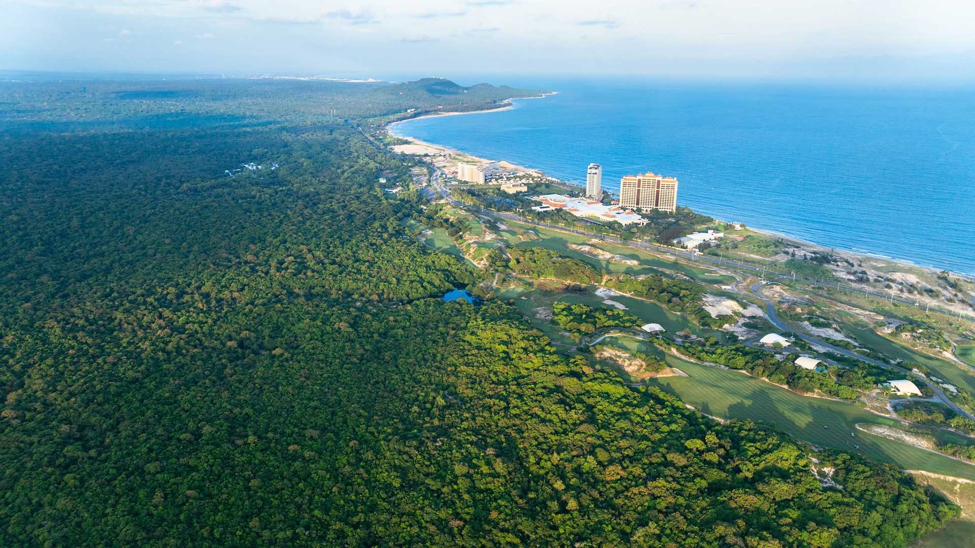 Sân golf The Bluffs Hồ Tràm Strip