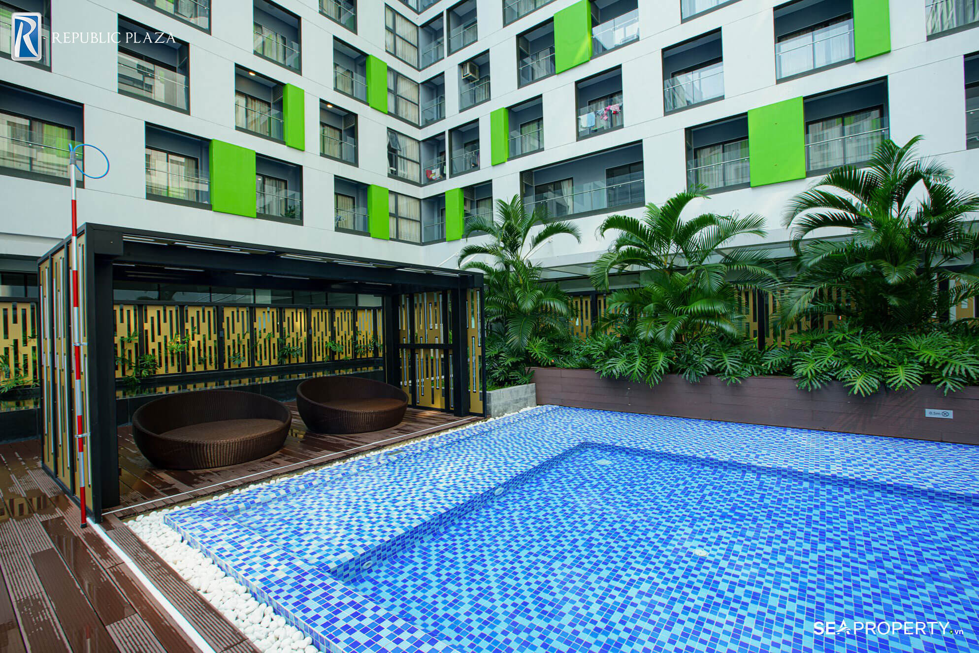 Hồ bơi nội khu theo tiêu chuẩn cao cấp 5 sao tại Republic Plaza Cộng Hòa