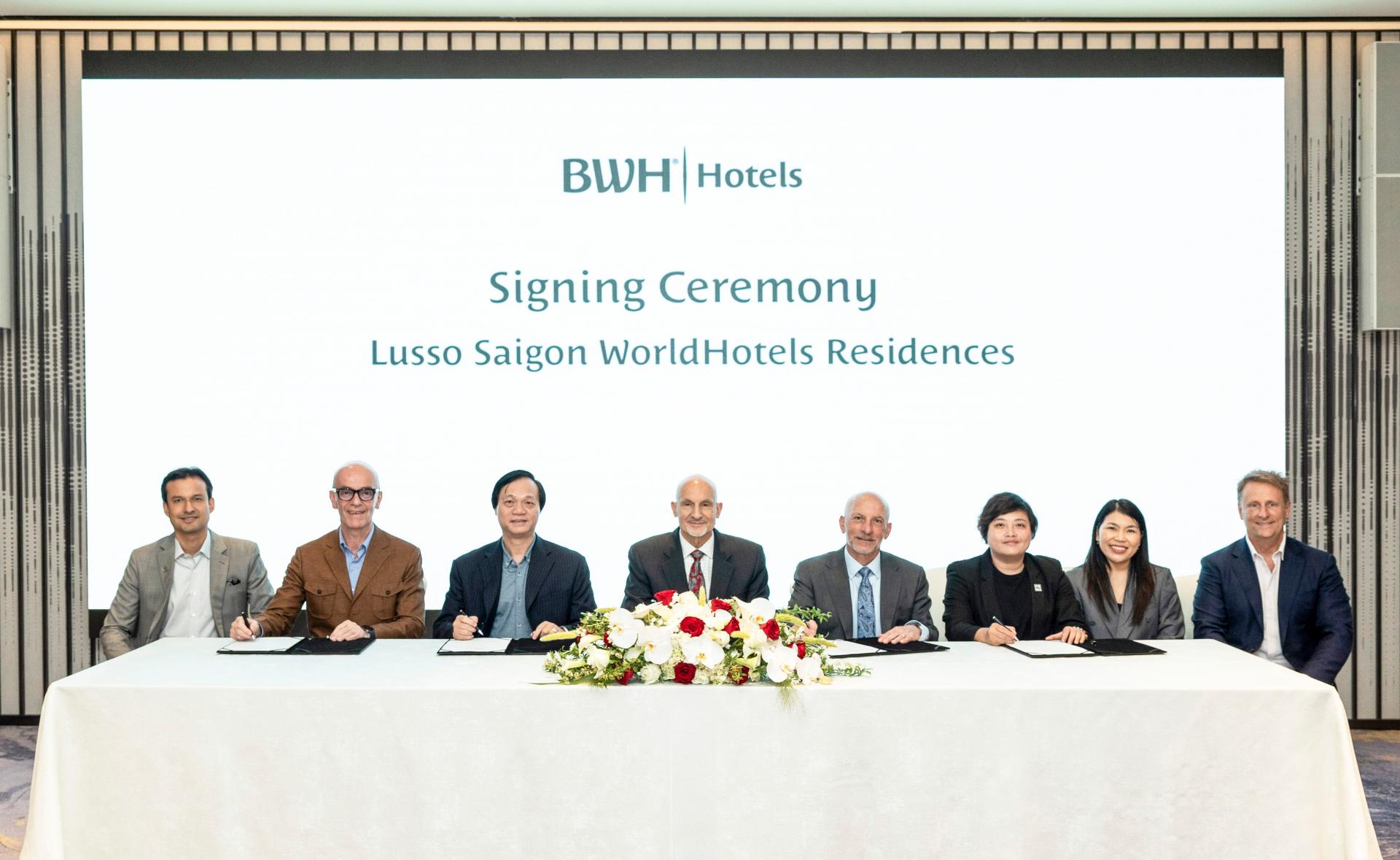 Từ trái sang (thứ ba), Ông Bùi Quang Anh Vũ - Thành viên HĐQT kiêm Tổng Giám đốc Phát Đạt tham gia ký kết cùng lãnh đạo cấp cao BWH Hotels